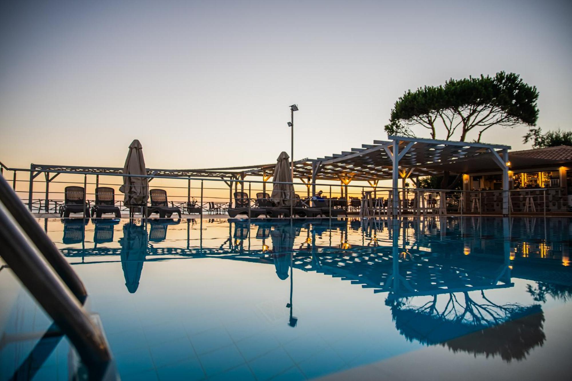 מרתופוליס Mesogeios Hotel מראה חיצוני תמונה