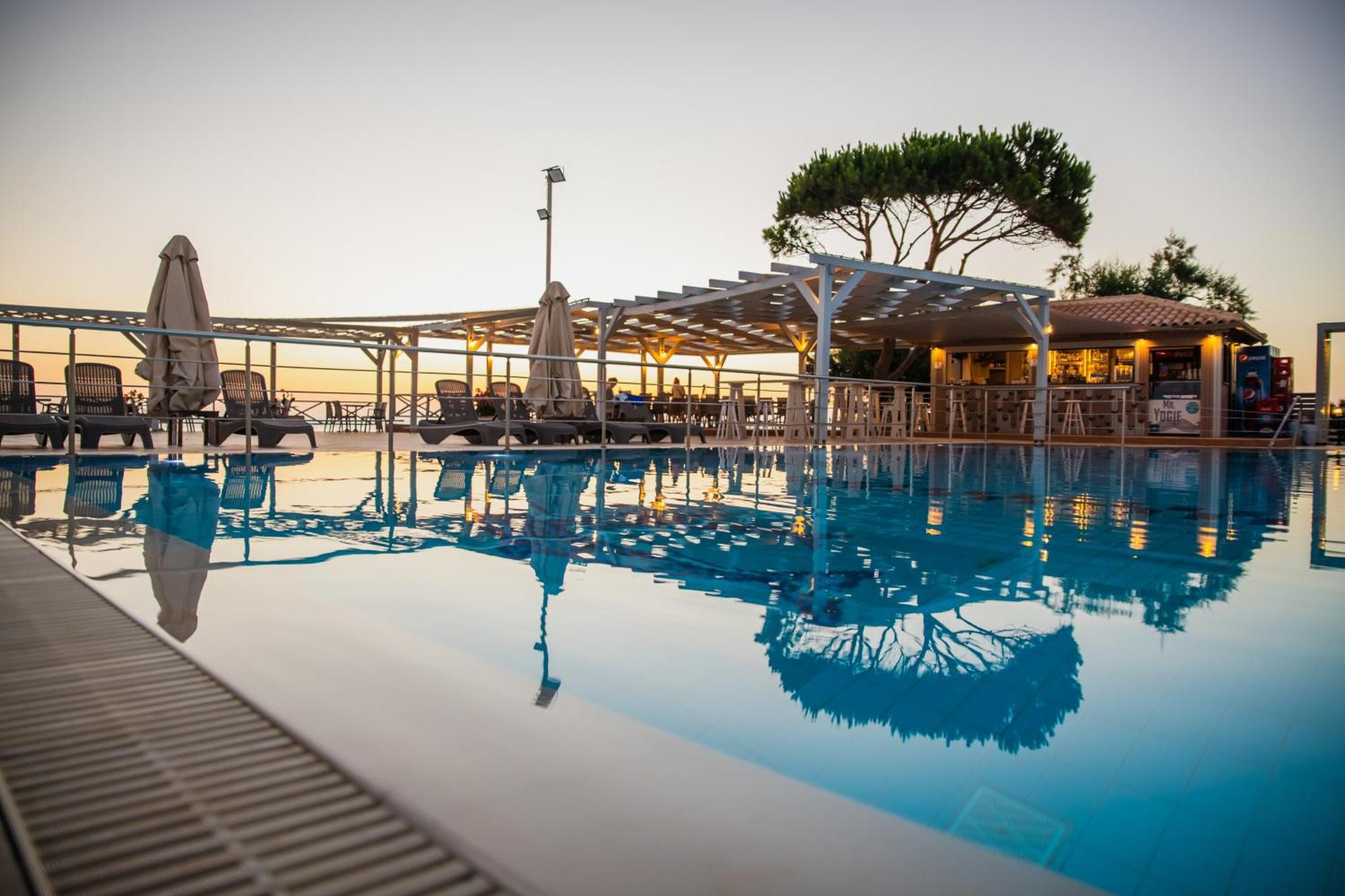 מרתופוליס Mesogeios Hotel מראה חיצוני תמונה